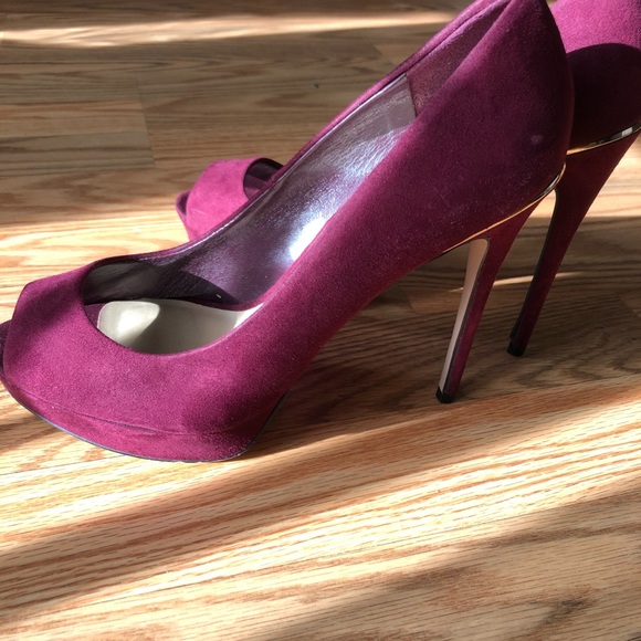 Aldo 4.5 inch suede heels in wine red color - Picture 6 of 7